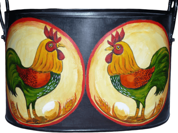 pot en fer avec 2 coqs en peinture.