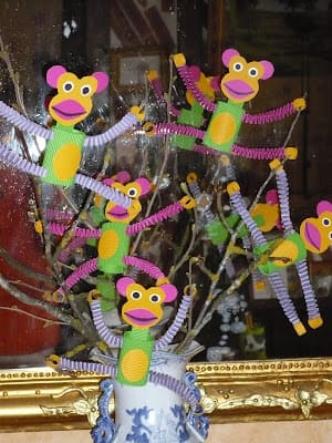 Singe en carton en 3D.