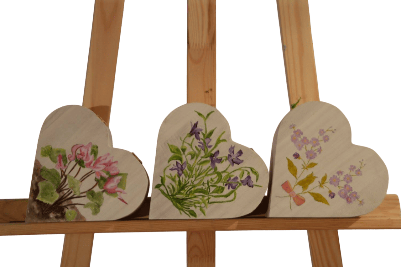 Peinture de 3 boites en bois en forme de coeur avec des fleurs.