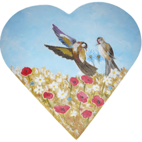 Peinture d'une boite en bois en forme de coeur avec des fleurs et des oiseaux.