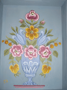 Peinture d'un plateau en bois avec un vase de fleurs.