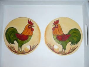 Peinture d'un plateau en bois avec des coqs.