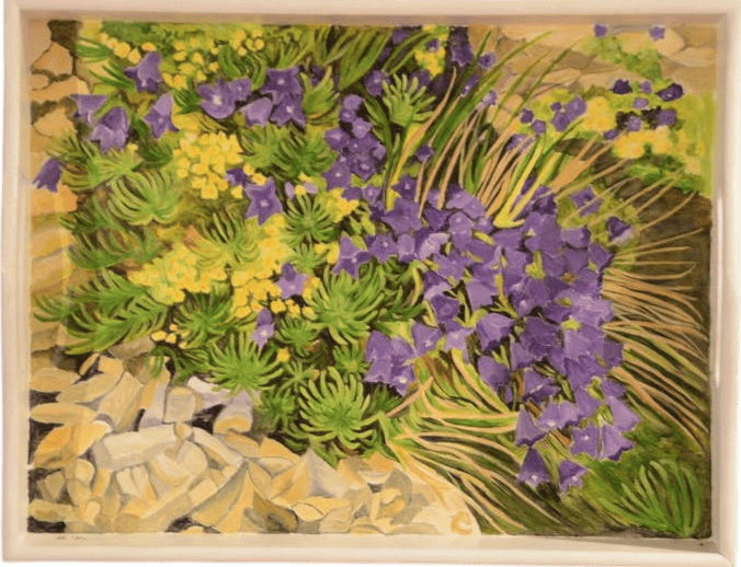 Peinture d'un plateau en bois avec des fleurs.