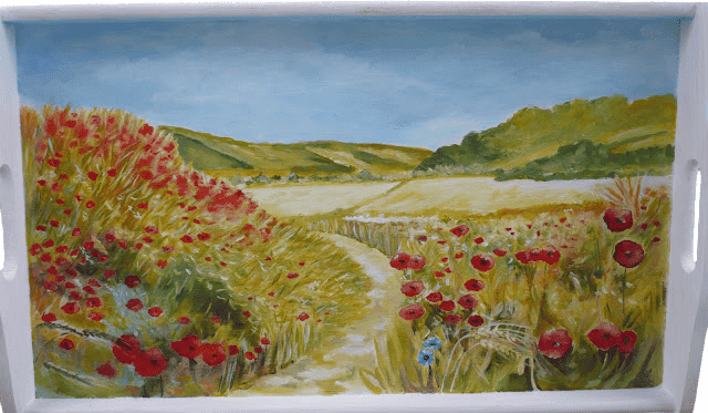 Peinture d'un plateau en bois avec un paysage et des coquelicots.