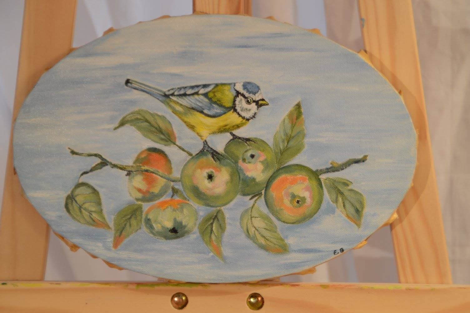 Peinture d'un oiseau sur une branche de pommier.